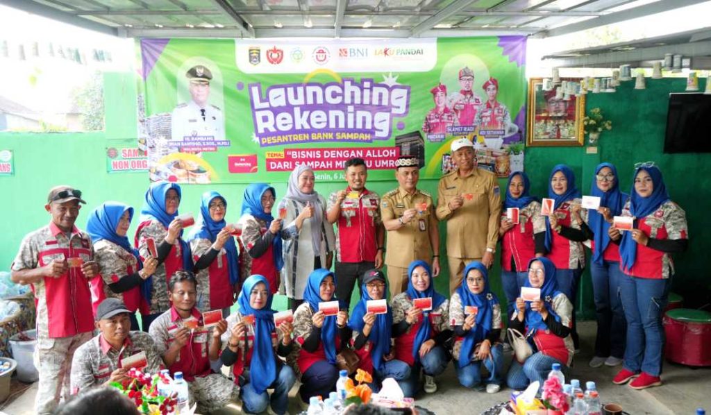 Wali Kota Metro Resmikan Peluncuran Rekening Nasabah Pesantren Bank Sampah bank sampah